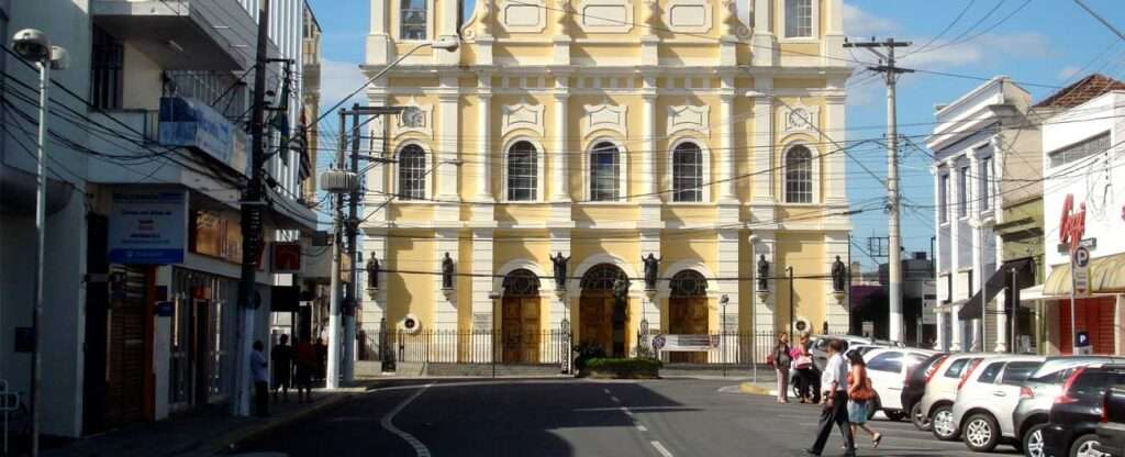  Igreja Matriz de Nossa Senhora do Bom Sucesso (Pindamonhangaba) - Foto: Paulo Castagna – Wikimedia Commons