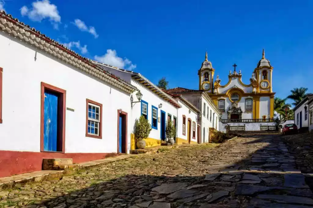 Igreja e casas antigas em Tiradentes MG - Destinos para visitar na semana santa