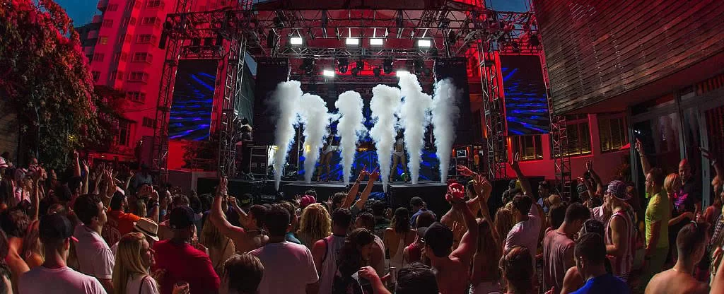 Pessoas curtindo evento