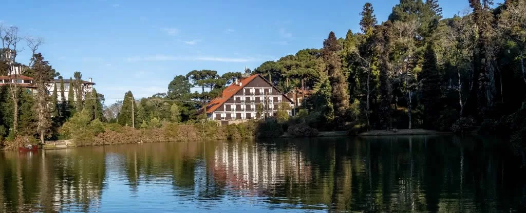 Lago negro em Gramado RS com casa ao fundo