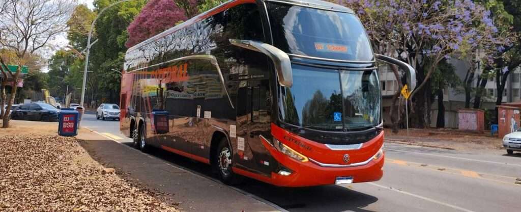 Ônibus de viagem andando na rua