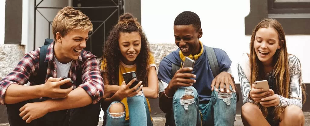 Amigos mexendo no celular