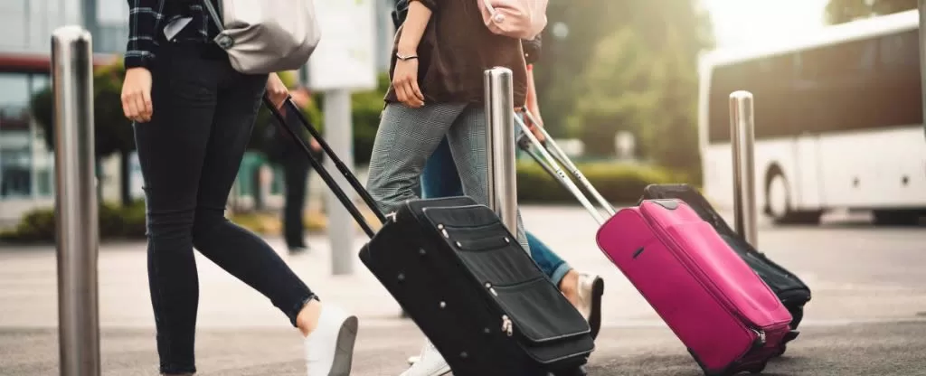 Pessoas carregando mala de viagem