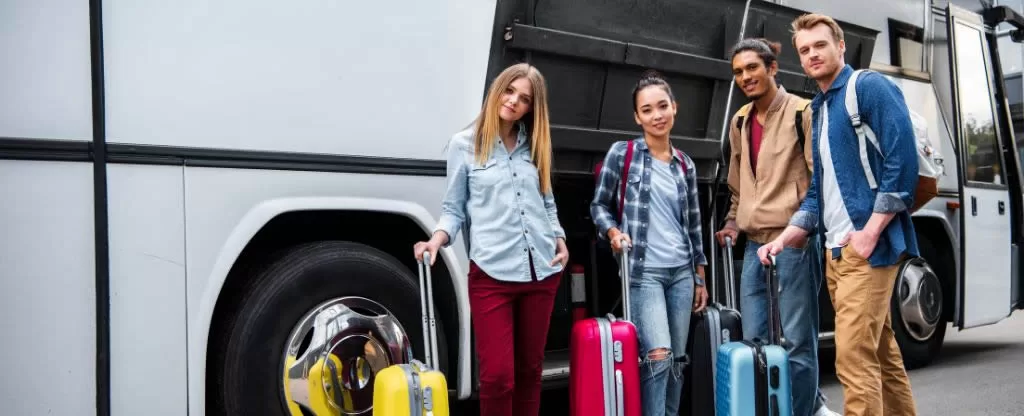 Quatro pessoas com mala de viagem