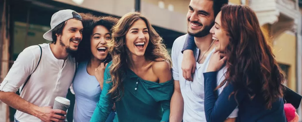 Amigos sorrindo abraçados Amigos sorrindo abraçados - O que fazer em Monte Verde