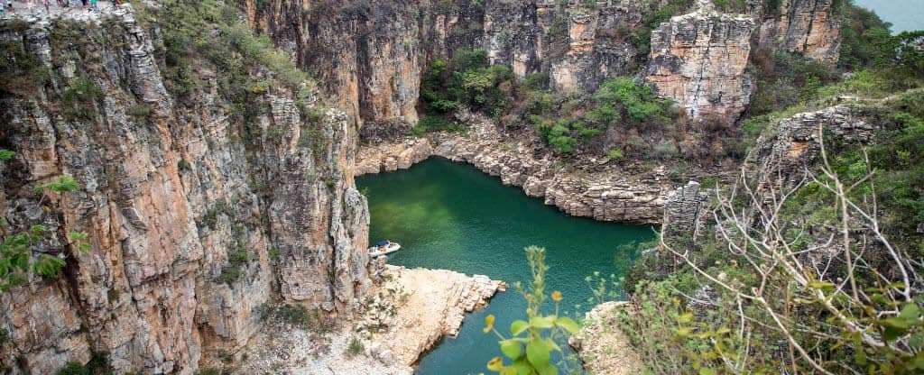 Vista para cânion de águas azuis em Capitólio MG