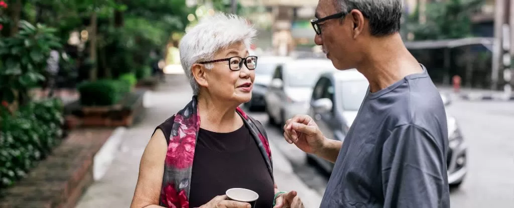 Dois idosos conversando 