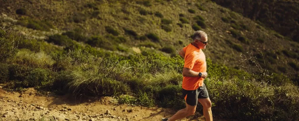 Homem de meia idade em trilha Homem de meia idade em trilha