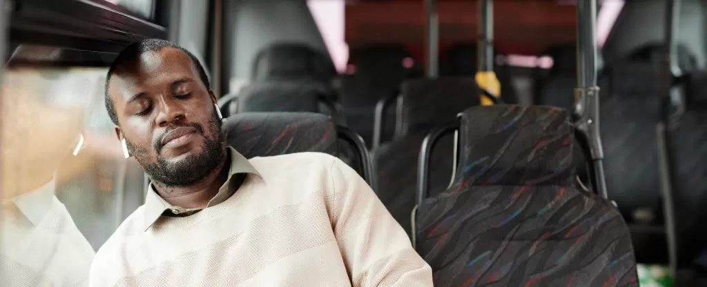 Homem em ônibus de viagem Homem em ônibus de viagem