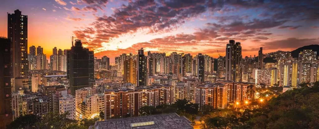 São Paulo (SP) Vários prédios em visão ampla ao entardecer.