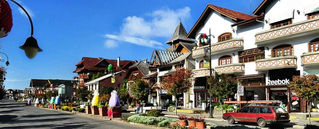 Gramado (RS) Avenida com várias casas em estilo alemão.
