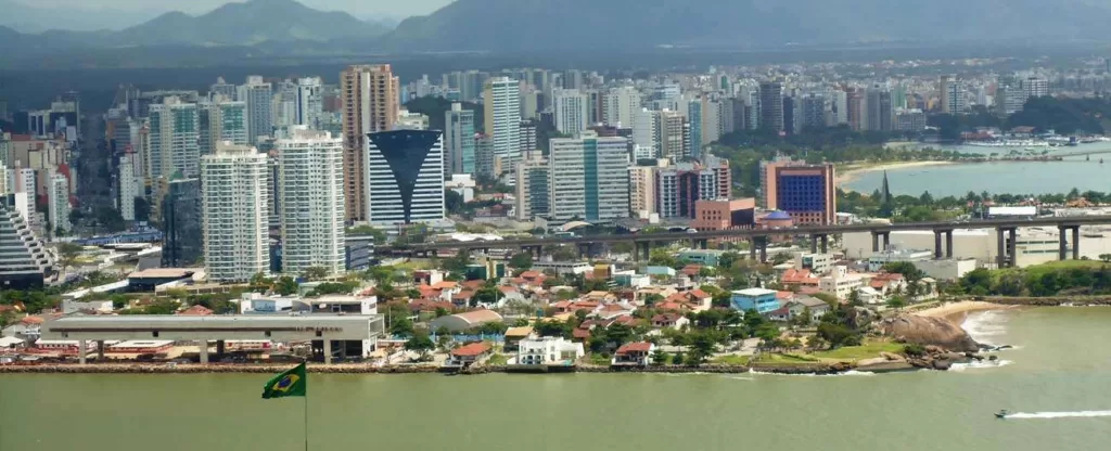 Vitória (ES) Vários prédios no litoral cercados pelo mar.