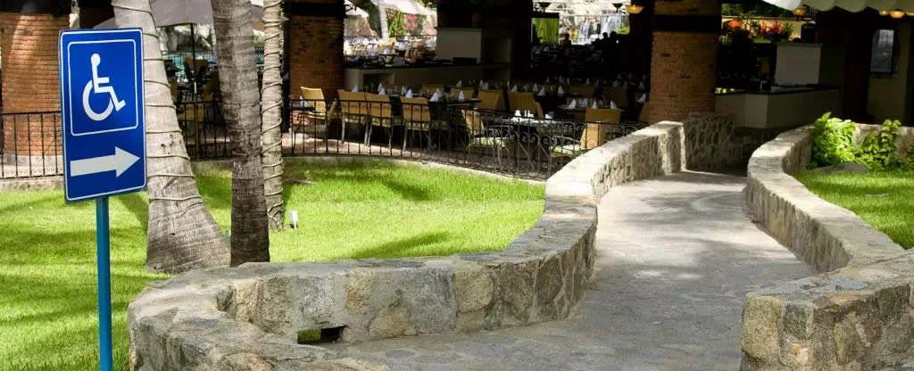 Viagem acessível - Restaurante com caminho para cadeirantes
