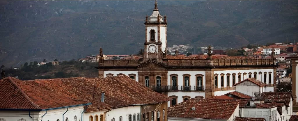 Vista para casas e igreja antiga de Ouro Preto