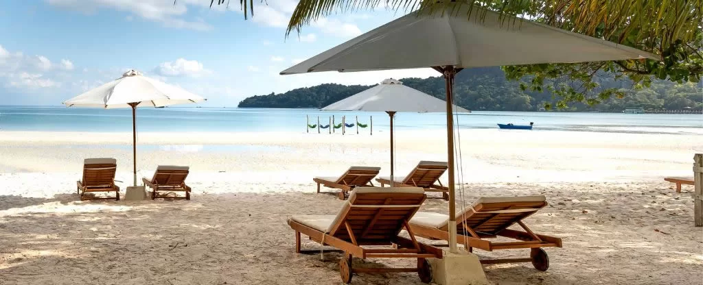 Cadeiras e tendas em praia