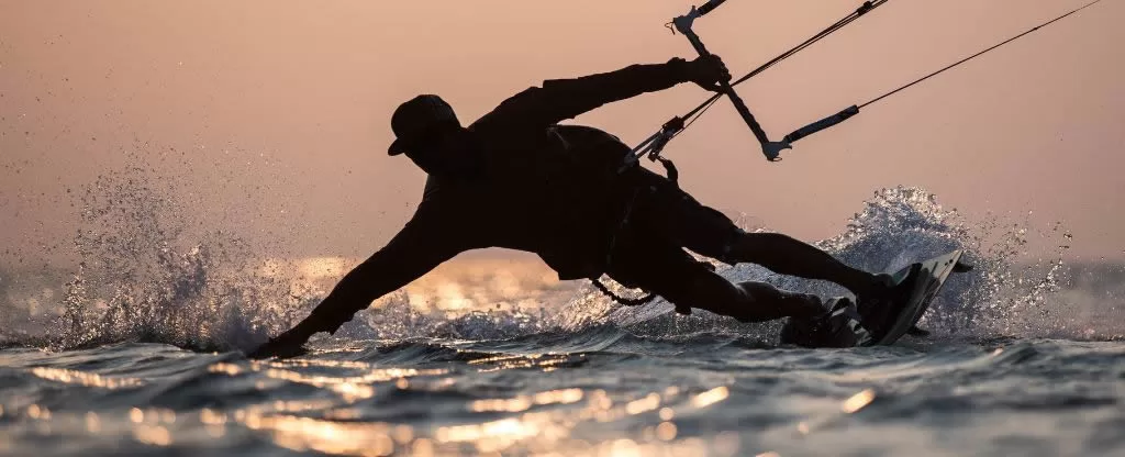Homem praticando kitesurf Homem praticando kitesurf