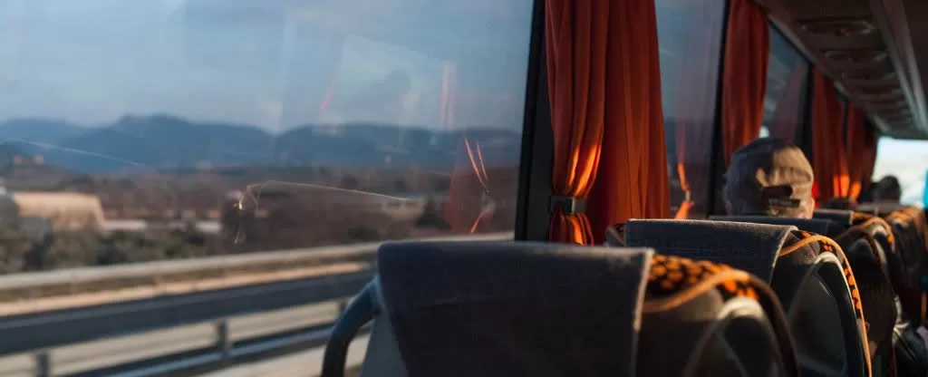 Interior de ônibus de viagem