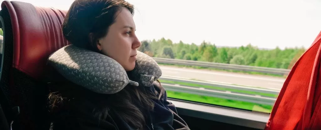 Mulher em ônibus de viagem