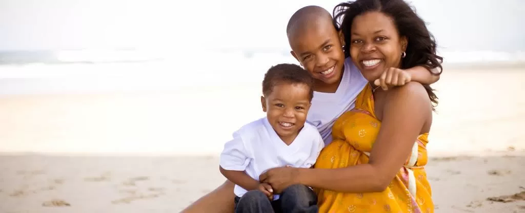 Mulher na praia com filhos Mulher na praia com filhos