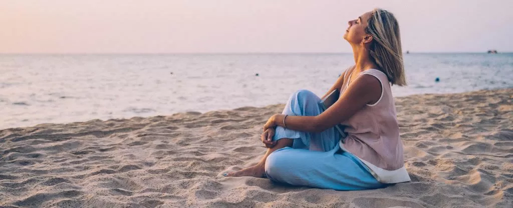 Mulher relaxando em areia de praia
