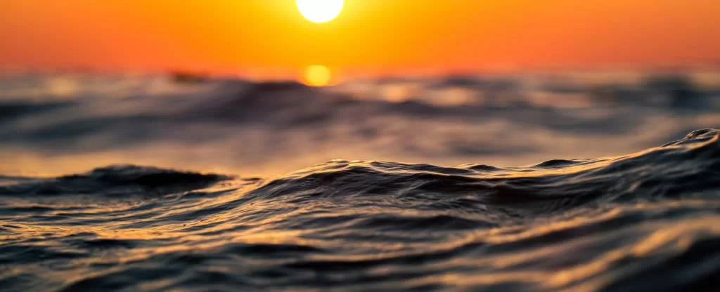Ondas do mar ao pôr do sol