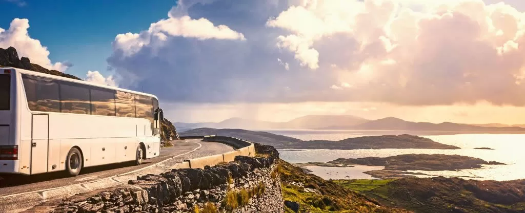 Ônibus em estrada com vista para o mar Ônibus em estrada com vista para praia