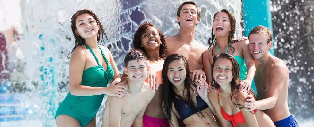 Amigos sorrindo em foto no parque aquático Amigos sorrindo em foto no parque aquático