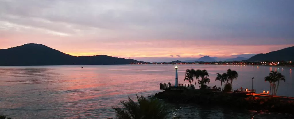 Entardecer em praia de Ubatuba SP Entardecer em praia de Ubatuba - Réveillon em São Paulo