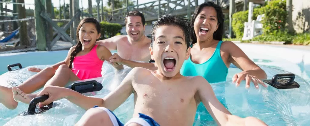 Família se divertindo em parque aquático Família se divertindo em parque aquático