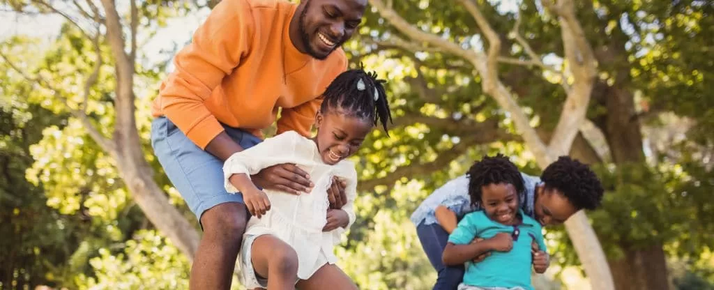 Família se divertindo em parque Família se divertindo em parque