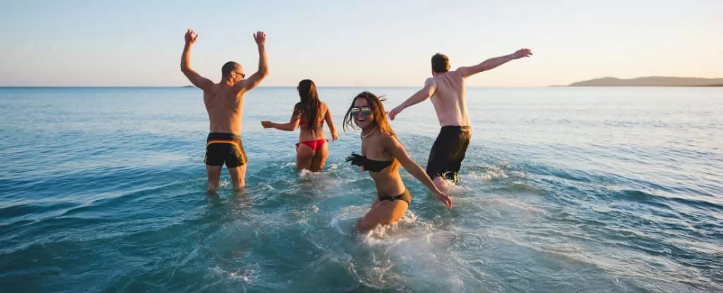 Grupo de amigos felizes na praia Grupo de amigos felizes na praia