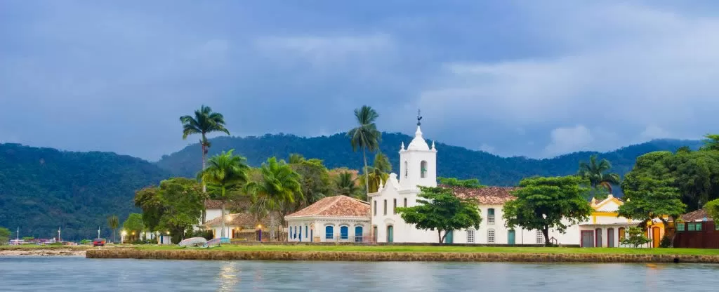 Mar e Igreja em Paraty RJ