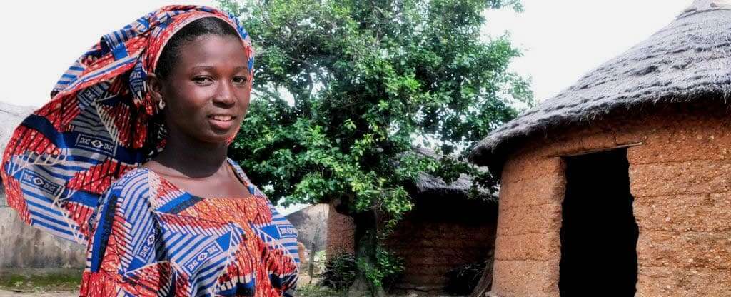 Mulher negra com roupas coloridas - Quilombo dos Palmares