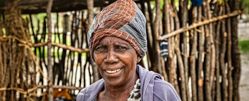 Mulher negra de idade