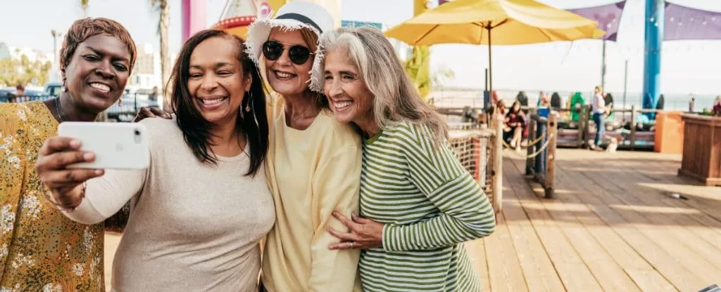 Mulheres amigas sorrindo para foto Mulheres amigas sorrindo para foto