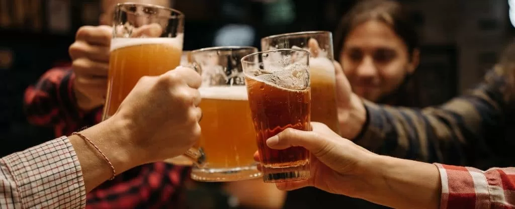 Pessoas brincando em bar