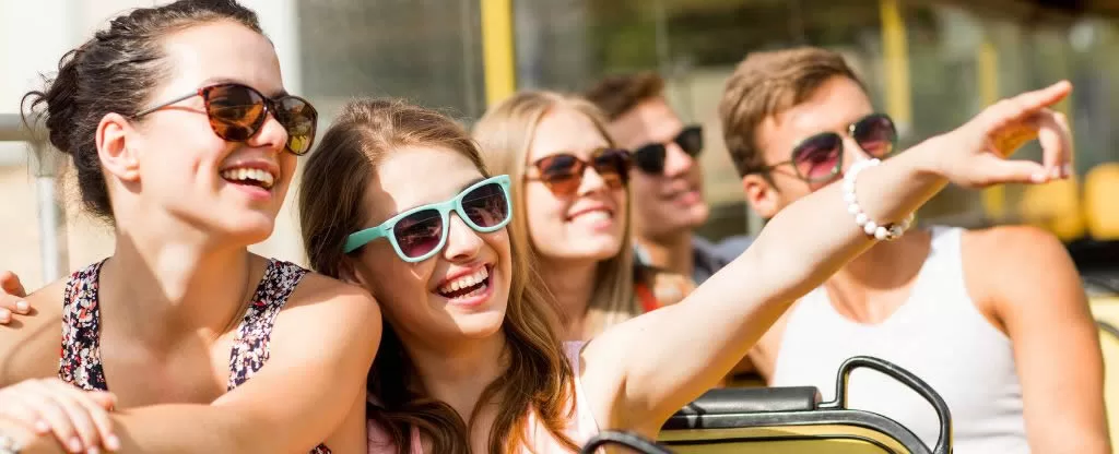 Pessoas com óculos sorrindo Pessoas com óculos sorrindo