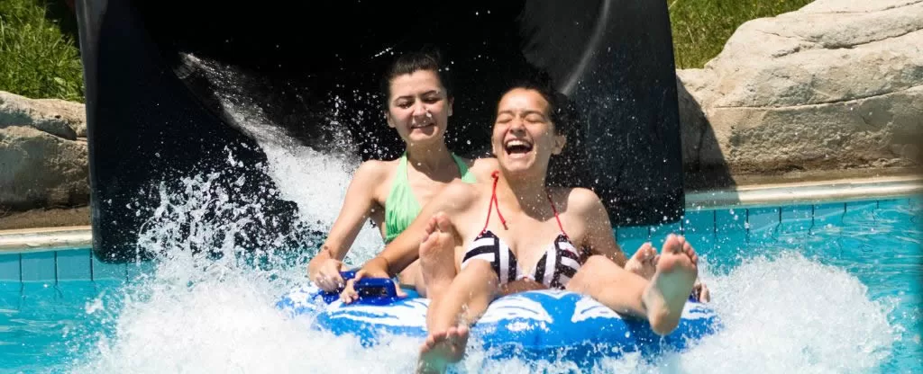 Pessoas saindo de toboágua Pessoas saindo de toboágua - Parques aquáticos em Caldas Novas