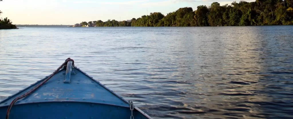 Barco navegando no Rio Tocantins Barco navegando no Rio Tocantins