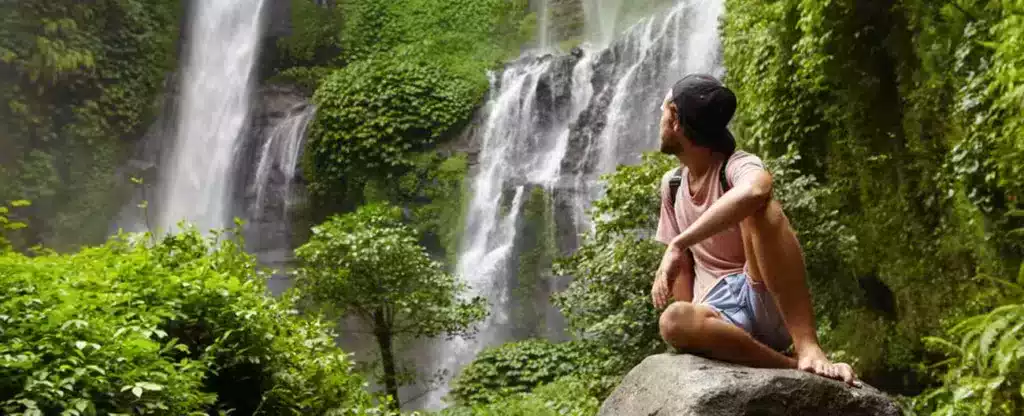 Benefícios de um banho de cachoeira Benefícios de um banho de cachoeira