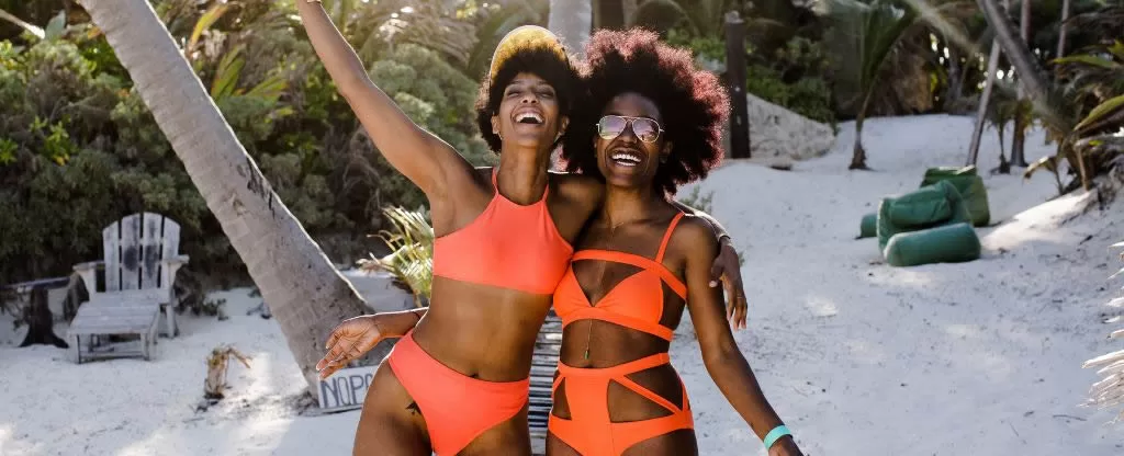 Mulheres se abraçando em praia Mulheres se abraçando em praia