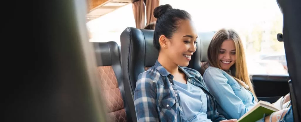 Mulheres viajando de ônibus Mulheres viajando de ônibus