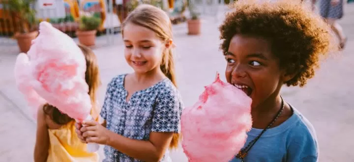 Crianças comendo algodão doce