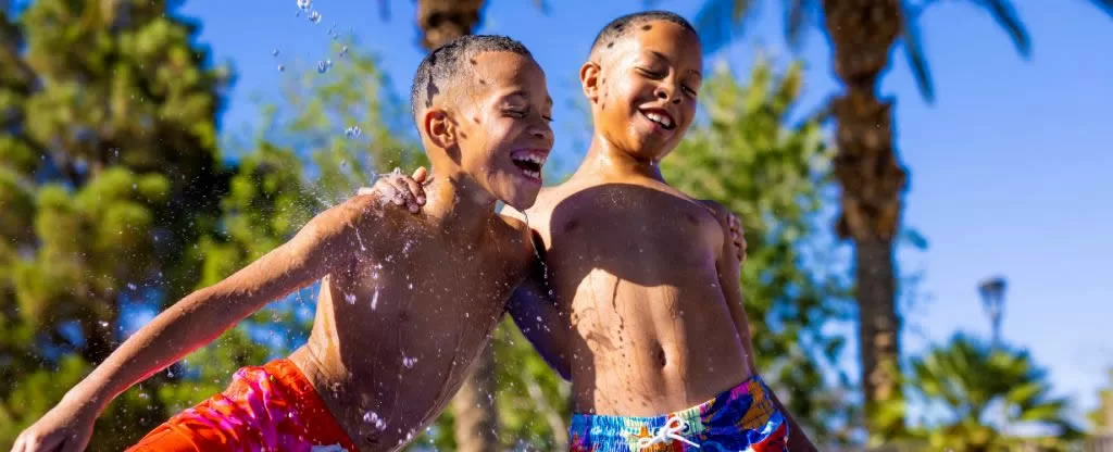 Crianças se divertindo em parque aquático no Rio