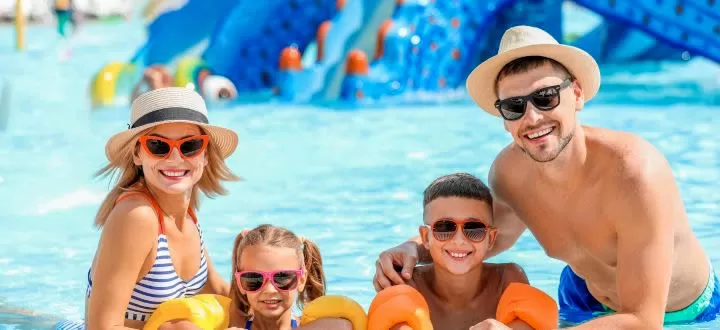 Família em parque temático para crianças