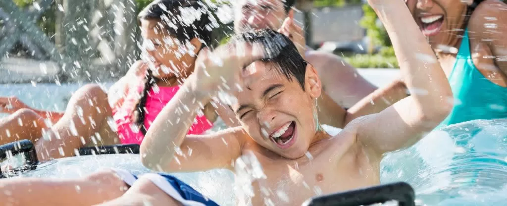 Família se divertindo em parques aquáticos no Rio de Janeiro