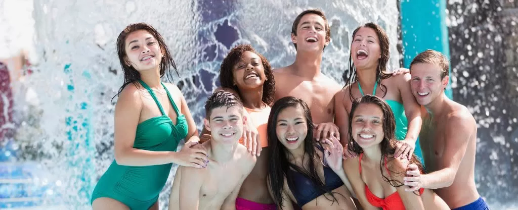 Grupo de pessoas tirando foto - parques aquáticos no Rio de Janeiro