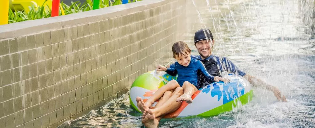 Homem e criança em piscina de correnteza