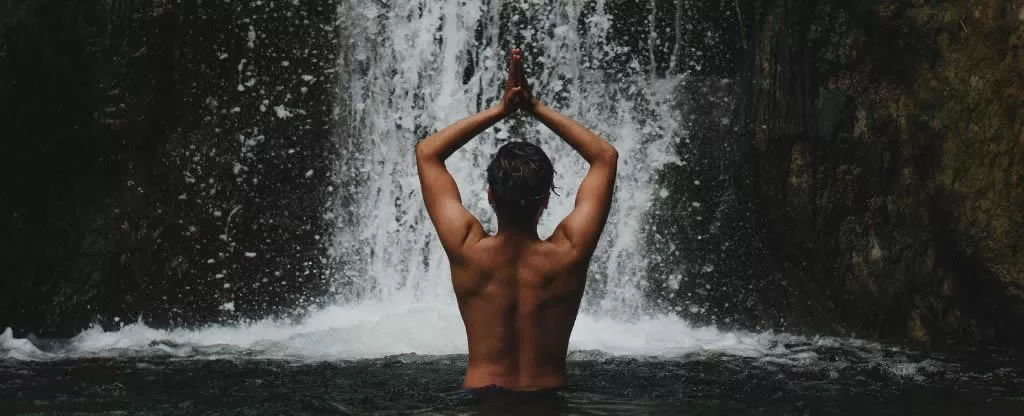 Homem em cachoeira de costas Homem em cachoeira de costas
