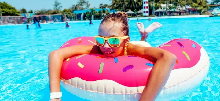 Parques temáticos para crianças - Menina em uma piscina